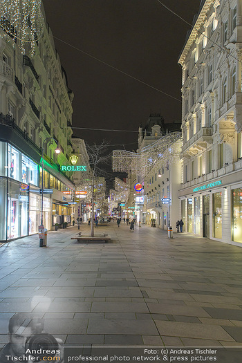 Wien bei Nacht Teil 1 - Wien - So 15.11.2020 - Kärntnerstraße, Geschäfte gechlossen wegen Corona LockDown, m35