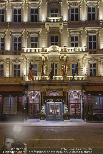 Wien bei Nacht Teil 1 - Wien - So 15.11.2020 - Hotel Sacher Wien bei Nacht, Fassade beleuchtet, während LockDo37