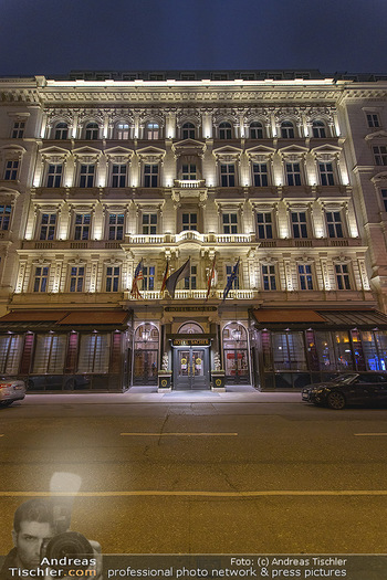 Wien bei Nacht Teil 1 - Wien - So 15.11.2020 - Hotel Sacher Wien bei Nacht, Fassade beleuchtet, während LockDo38