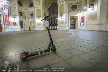 Wien bei Nacht Teil 1 - Wien - So 15.11.2020 - E-scooter Elektroroller im ersten Bezirk Wien, abgestellt auf Ge46