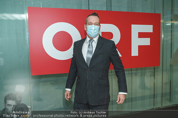 Licht ins Dunkel Gala - ORF Zentrum - Mi 25.11.2020 - Robert KRATKY mit Corona Schutzmaske vor ORF Logo141