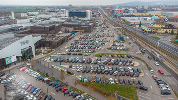 Corona Lokalaugenschein SCS - SCS Vösendorf - Mo 07.12.2020 - Blick auf den Hauptparkplatz bei der SCS am Vormittag bei Inters1