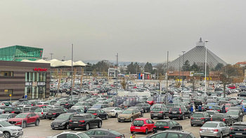 Corona Lokalaugenschein SCS - SCS Vösendorf - Mo 07.12.2020 - Überfüllter Parkplatz vor dem Interspar in der SCS19