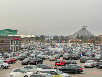 Corona Lokalaugenschein SCS - SCS Vösendorf - Mo 07.12.2020 - Blick auf den Hauptparkplatz bei der SCS am Vormittag bei Inters39