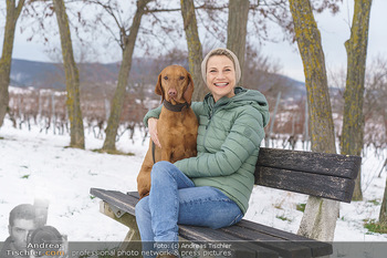 Spaziergang mit Kristina Sprenger - Bad Vöslau - Di 19.01.2021 - Kristina SPRENGER mit Hund Vroni auf Bankerl1