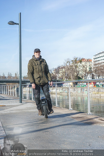 Spaziergang mit Michael Steinocher - Donaukanal Wien - Mi 20.01.2021 - Michael STEINOCHER auf seinem elektrischen Einrad16