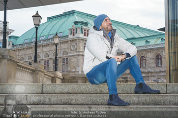 Spaziergang mit Clemens Unterreiner - Wien - Di 02.02.2021 - Clemens UNTERREINER (im Hintergrund die Wiener Staatsoper)13