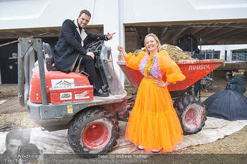 Niko Niko Fototermin - ORF Zentrum - Mi 03.02.2021 - Designer NIKO NIKO auf Baustellenfahrzeug, Dumper, Kipper und mi1