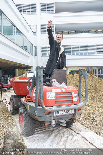 Niko Niko Fototermin - ORF Zentrum - Mi 03.02.2021 - Designer NIKO NIKO auf Baustellenfahrzeug, Dumper, Kipper8