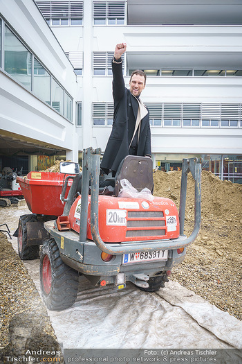 Niko Niko Fototermin - ORF Zentrum - Mi 03.02.2021 - Designer NIKO NIKO auf Baustellenfahrzeug, Dumper, Kipper9