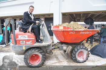 Niko Niko Fototermin - ORF Zentrum - Mi 03.02.2021 - Designer NIKO NIKO auf Baustellenfahrzeug, Dumper, Kipper10