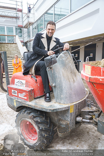 Niko Niko Fototermin - ORF Zentrum - Mi 03.02.2021 - Designer NIKO NIKO auf Baustellenfahrzeug, Dumper, Kipper11