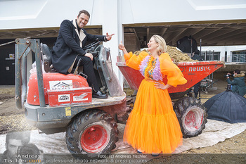 Niko Niko Fototermin - ORF Zentrum - Mi 03.02.2021 - Designer NIKO NIKO auf Baustellenfahrzeug, Dumper, Kipper und mi12