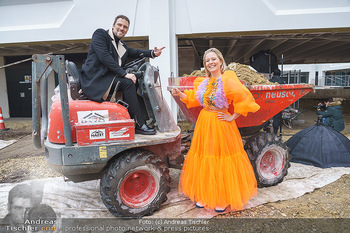 Niko Niko Fototermin - ORF Zentrum - Mi 03.02.2021 - Designer NIKO NIKO auf Baustellenfahrzeug, Dumper, Kipper und mi13
