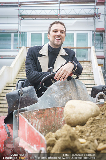 Niko Niko Fototermin - ORF Zentrum - Mi 03.02.2021 - Designer NIKO NIKO auf Baustellenfahrzeug, Dumper, Kipper15