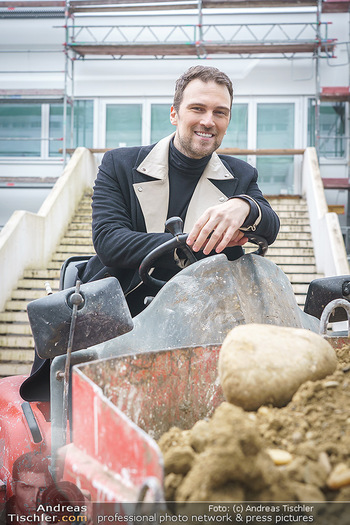 Niko Niko Fototermin - ORF Zentrum - Mi 03.02.2021 - Designer NIKO NIKO auf Baustellenfahrzeug, Dumper, Kipper17