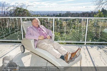 Besuch bei Richard Lugner - Privatvilla, Wien - Do 04.02.2021 - Richard LUGNER auf seiner Terrasse im Liegestuhl mit Blick über1