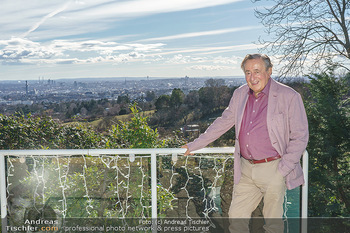 Besuch bei Richard Lugner - Privatvilla, Wien - Do 04.02.2021 - Richard LUGNER auf seiner Terrasse mit Blick über Wien3