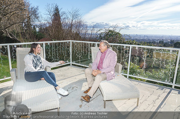 Besuch bei Richard Lugner - Privatvilla, Wien - Do 04.02.2021 - Richard LUGNER interviewt von Romina COLERUS im Liegestuhl8