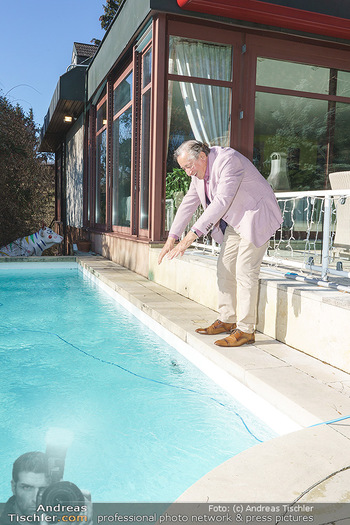 Besuch bei Richard Lugner - Privatvilla, Wien - Do 04.02.2021 - Richard LUGNER an seinem swimmingpool12