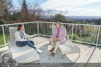 Besuch bei Richard Lugner - Privatvilla, Wien - Do 04.02.2021 - Richard LUGNER interviewt von Romina COLERUS im Liegestuhl13