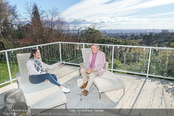 Besuch bei Richard Lugner - Privatvilla, Wien - Do 04.02.2021 - Richard LUGNER interviewt von Romina COLERUS im Liegestuhl14