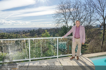 Besuch bei Richard Lugner - Privatvilla, Wien - Do 04.02.2021 - Richard LUGNER auf seiner Terrasse mit Blick über Wien16
