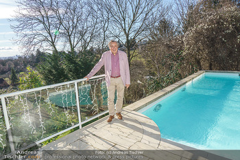 Besuch bei Richard Lugner - Privatvilla, Wien - Do 04.02.2021 - Richard LUGNER auf seiner Terrasse mit Blick über Wien17
