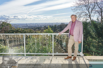 Besuch bei Richard Lugner - Privatvilla, Wien - Do 04.02.2021 - Richard LUGNER auf seiner Terrasse mit Blick über Wien18