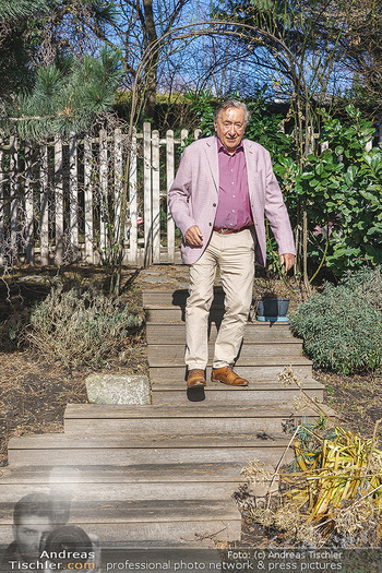 Besuch bei Richard Lugner - Privatvilla, Wien - Do 04.02.2021 - Richard LUGNER in seinem Garten19