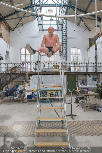 Fotoshooting zu Ladies Night - Kunsthalle Berndorf, NÖ - Di 09.02.2021 - Christoph FÄLBL auf Leiter in Fabrikshalle98