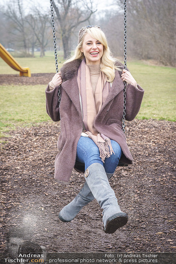 Spaziergang mit Silvia Schneider - Wiener Prater - Mo 22.02.2021 - Silvia SCHNEIDER schaukelt am Spielplatz15