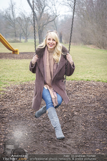 Spaziergang mit Silvia Schneider - Wiener Prater - Mo 22.02.2021 - Silvia SCHNEIDER schaukelt am Spielplatz19