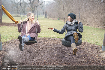 Spaziergang mit Silvia Schneider - Wiener Prater - Mo 22.02.2021 - Silvia SCHNEIDER interviewt von Romina COLERUS beim Schaukeln22