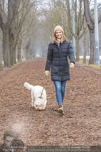 Spaziergang mit Julia Furdea - Prater, Wien - Di 02.03.2021 - Julia FURDEA mit ihrem Hund Lumi3