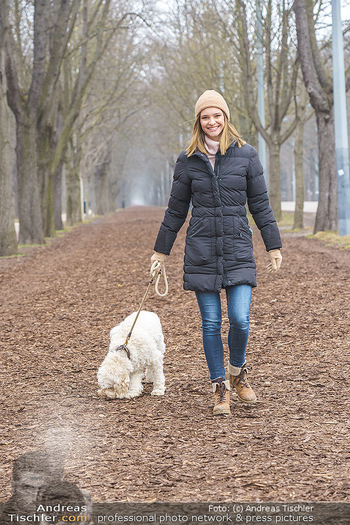 Spaziergang mit Julia Furdea - Prater, Wien - Di 02.03.2021 - Julia FURDEA mit ihrem Hund Lumi4