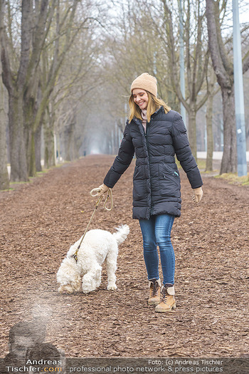 Spaziergang mit Julia Furdea - Prater, Wien - Di 02.03.2021 - Julia FURDEA mit ihrem Hund Lumi5