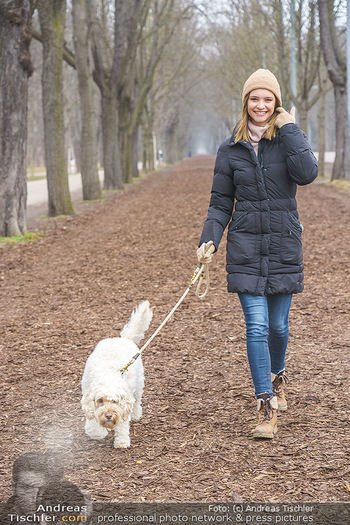 Spaziergang mit Julia Furdea - Prater, Wien - Di 02.03.2021 - Julia FURDEA mit ihrem Hund Lumi6