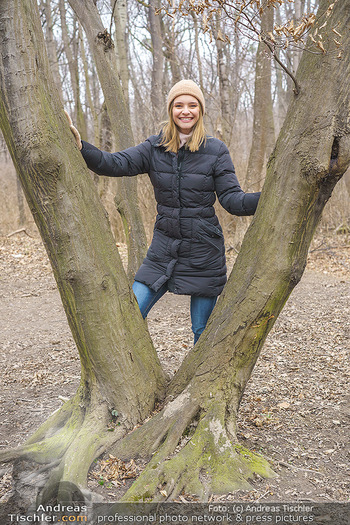 Spaziergang mit Julia Furdea - Prater, Wien - Di 02.03.2021 - Julia FURDEA mit ihrem Hund Lumi12