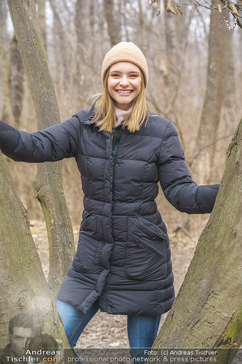 Spaziergang mit Julia Furdea - Prater, Wien - Di 02.03.2021 - Julia FURDEA mit ihrem Hund Lumi13