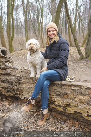 Spaziergang mit Julia Furdea - Prater, Wien - Di 02.03.2021 - Julia FURDEA mit ihrem Hund Lumi15