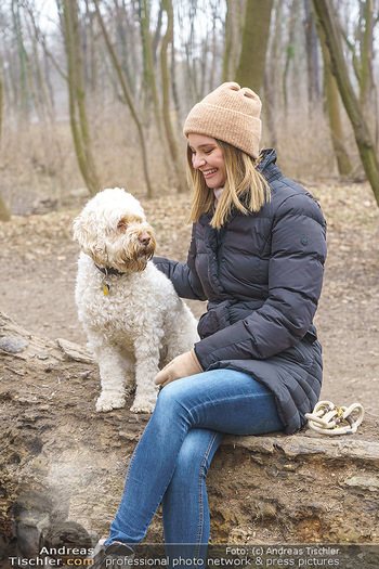 Spaziergang mit Julia Furdea - Prater, Wien - Di 02.03.2021 - Julia FURDEA mit ihrem Hund Lumi16