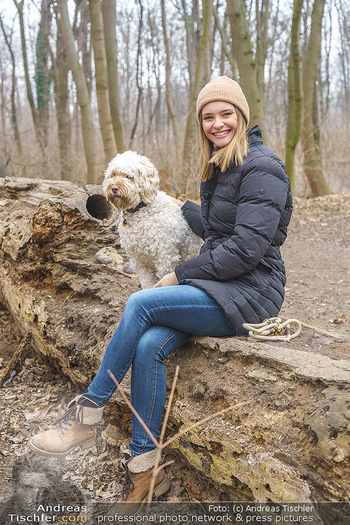 Spaziergang mit Julia Furdea - Prater, Wien - Di 02.03.2021 - Julia FURDEA mit ihrem Hund Lumi17