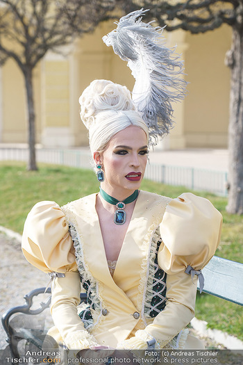 Spaziergang mit Tamara Mascara - Schloss Schönbrunn, Wien - Do 18.03.2021 - Tamara MASCARA (alias Raphael MASSARO)33