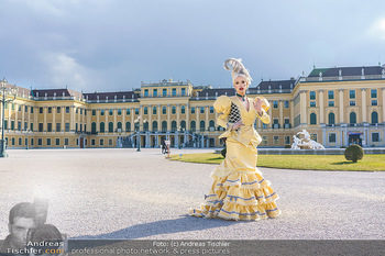 Spaziergang mit Tamara Mascara - Schloss Schönbrunn, Wien - Do 18.03.2021 - Tamara MASCARA (alias Raphael MASSARO)35