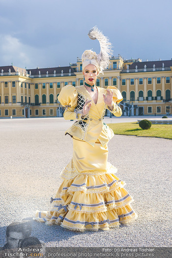 Spaziergang mit Tamara Mascara - Schloss Schönbrunn, Wien - Do 18.03.2021 - Tamara MASCARA (alias Raphael MASSARO)44