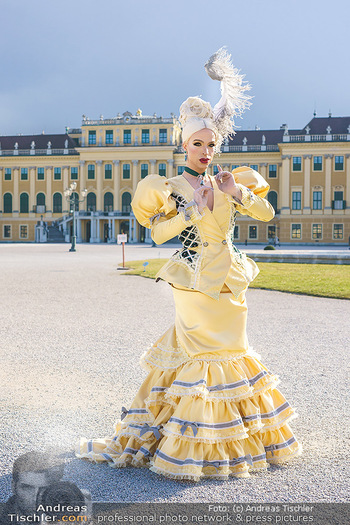 Spaziergang mit Tamara Mascara - Schloss Schönbrunn, Wien - Do 18.03.2021 - Tamara MASCARA (alias Raphael MASSARO)45
