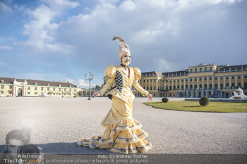 Spaziergang mit Tamara Mascara - Schloss Schönbrunn, Wien - Do 18.03.2021 - Tamara MASCARA (alias Raphael MASSARO)54