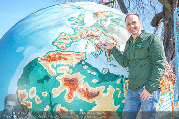 Spaziergang mit Marcus Wadsak - Prater, Wien - Di 30.03.2021 - Marcus WADSAK bei Weltkugel Planet Erde Globus Wetterkarte12