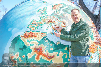 Spaziergang mit Marcus Wadsak - Prater, Wien - Di 30.03.2021 - Marcus WADSAK bei Weltkugel Planet Erde Globus Wetterkarte13